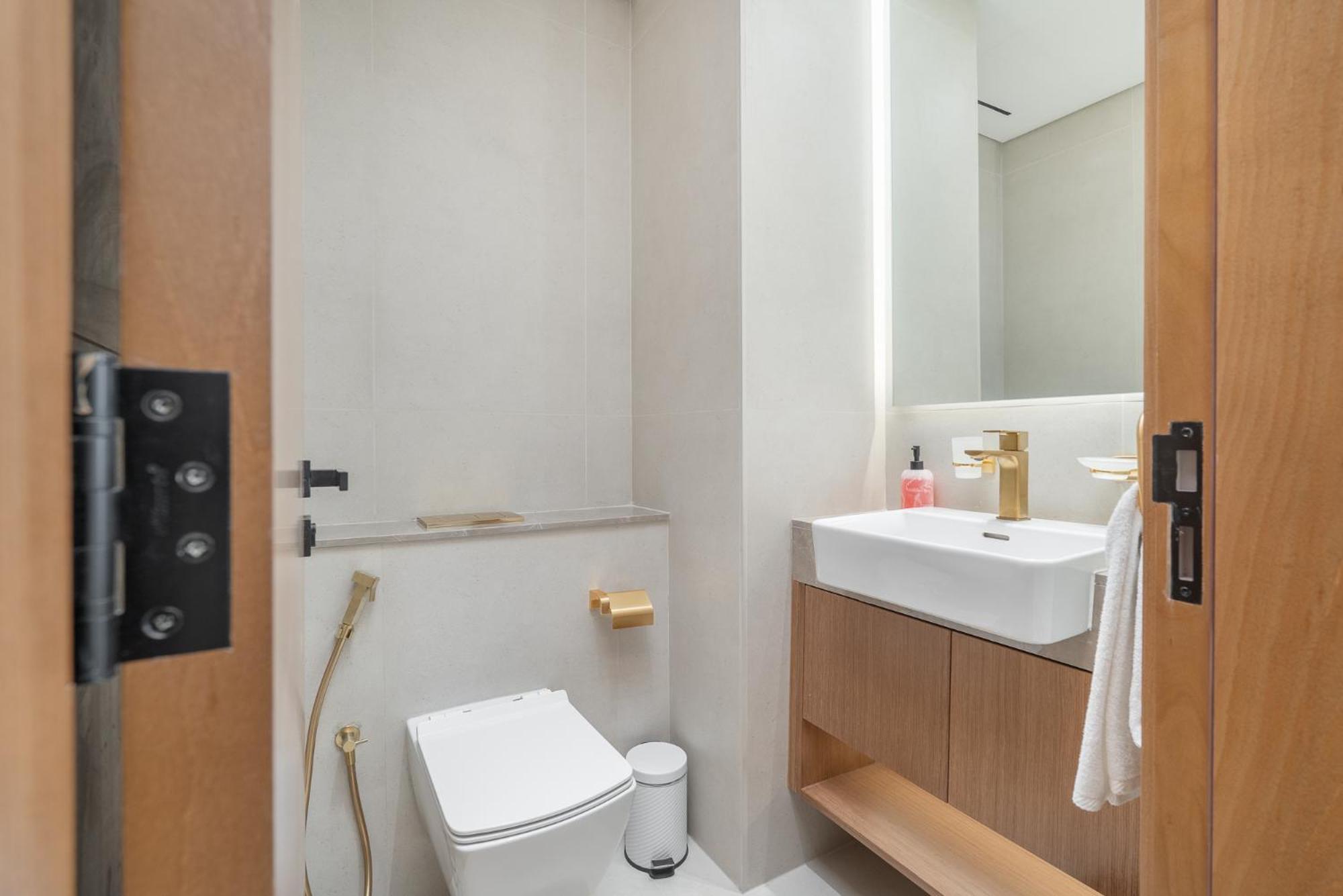 Stylish 1bhk By Czechin Pool & Gym Prime Jvc *